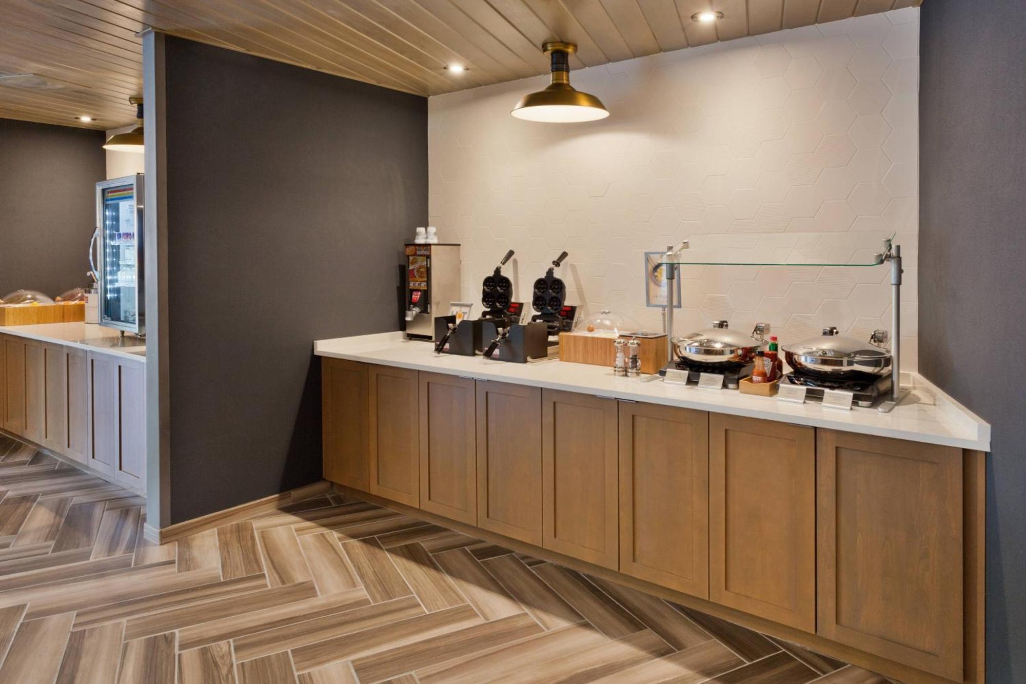 Fairfield Inn & Suites By Marriott Birmingham Colonnade Екстериор снимка
